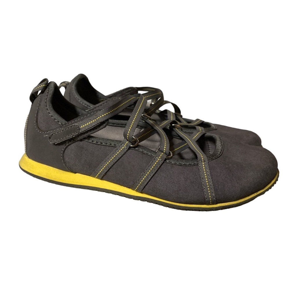 Clarks Privo Flats Women’s 6 Criss Cross Strappy Closed Toe Grey Yellow 64801